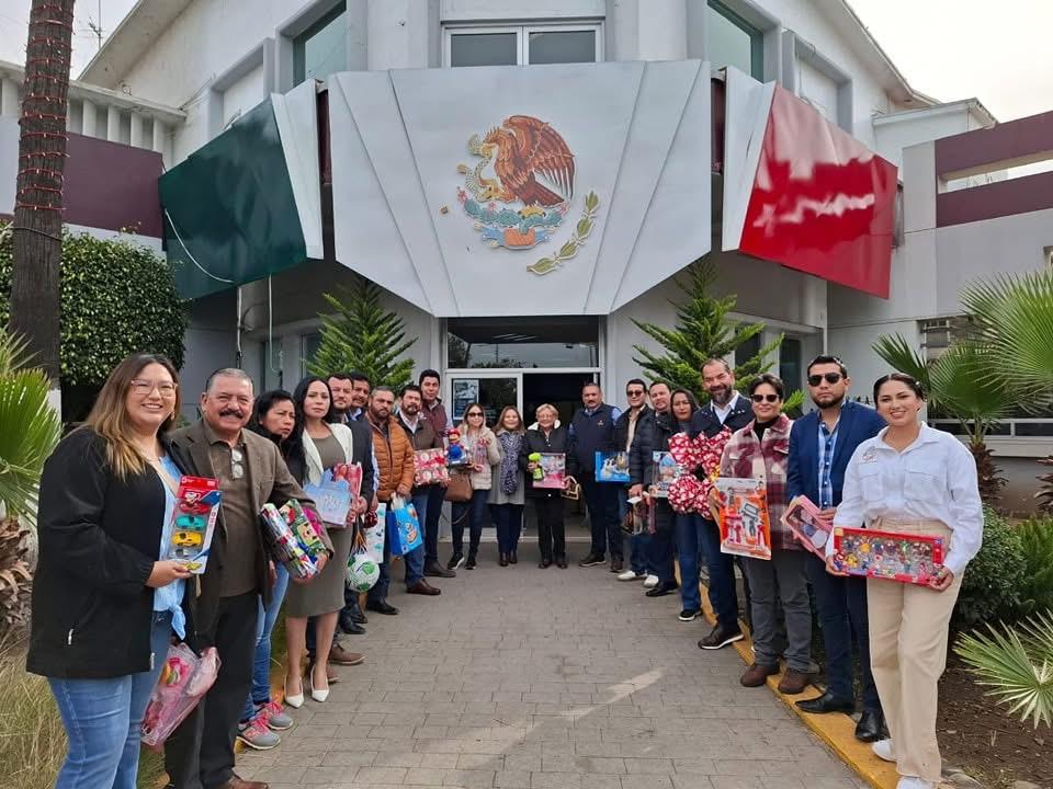 Delegados Municipales Se Unen a la Montaña de Juguetes para el Día de Reyes en Ensenada